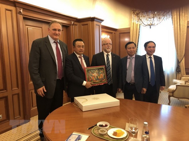 Ông Trần Sỹ Thanh - Ủy viên Trung ương Đảng, Phó Trưởng Ban Kinh tế Trung ương, Bí thư Đảng ủy, Chủ tịch Hội đồng Thành viên Tập đoàn Dầu khí Việt Nam tặng quà cho lãnh đạo Tập đoàn Dầu khí Nga Rosneft. (Ảnh: Dương Trí/TTXVN)