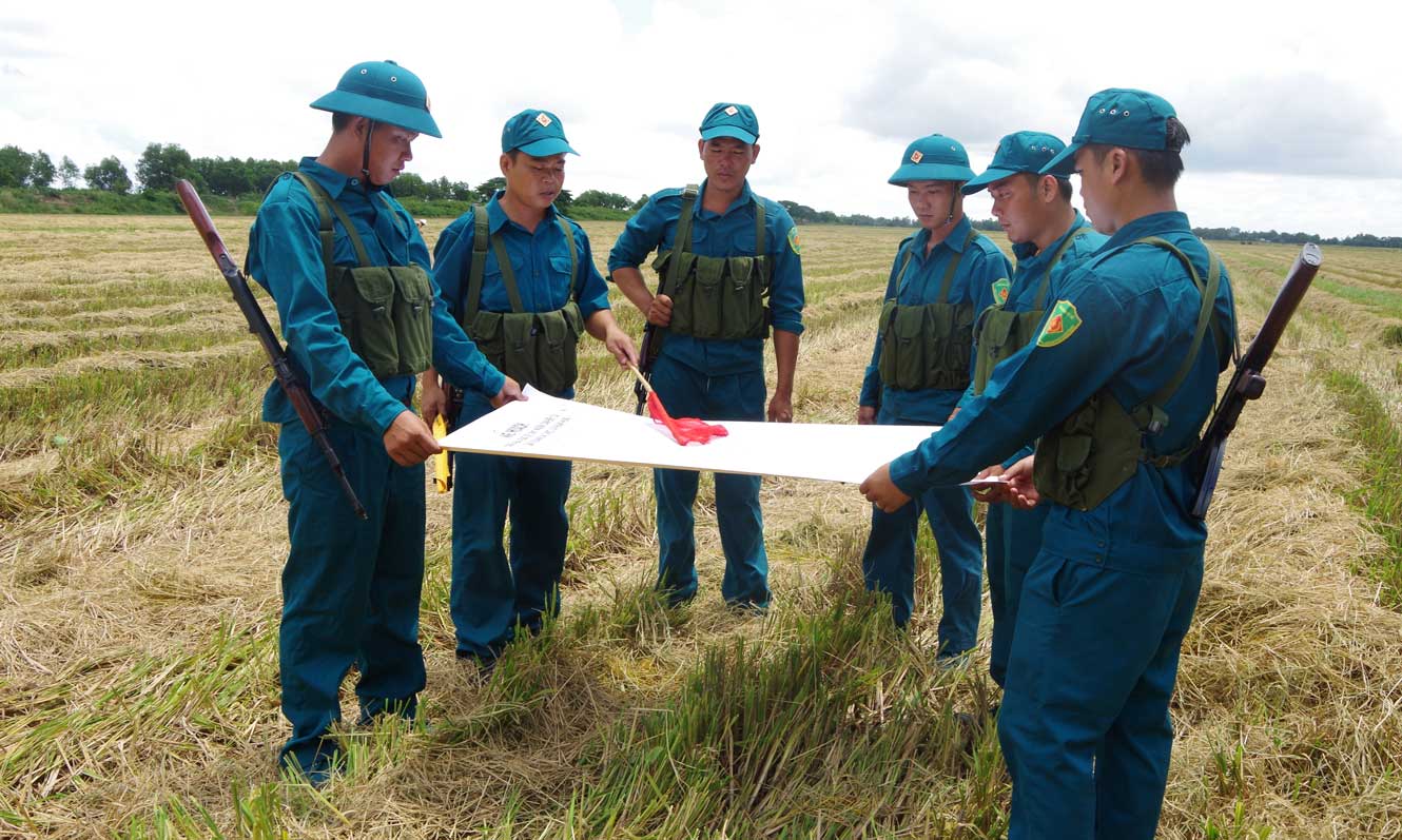 Cán bộ, chiến sĩ dân quân chốt Ngọn Cần Đen huấn luyện triển khai phương án sẵn sàng chiến đấu bảo vệ chốt, bảo vệ địa bàn