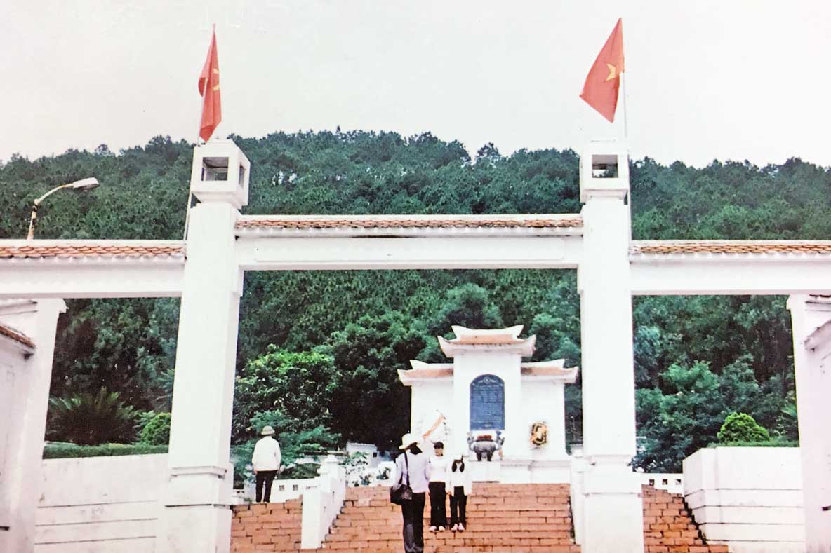 Viếng anh hùng liệt sĩ Ngã ba Đồng Lộc Đường lên khu mộ 10 nữ Anh hùng liệt sĩ Thanh niên xung phong