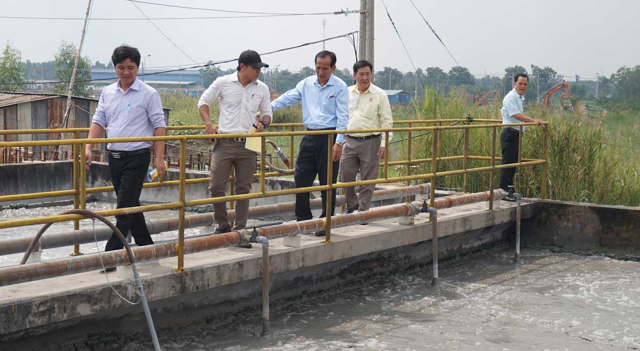 Phát triển kinh tế phải đi đôi với bảo vệ môi trường bền vững Đoàn khảo sát hệ thống xử lý nước thải tại Cụm công nghiệp Thịnh Phát (huyện Bến Lức)