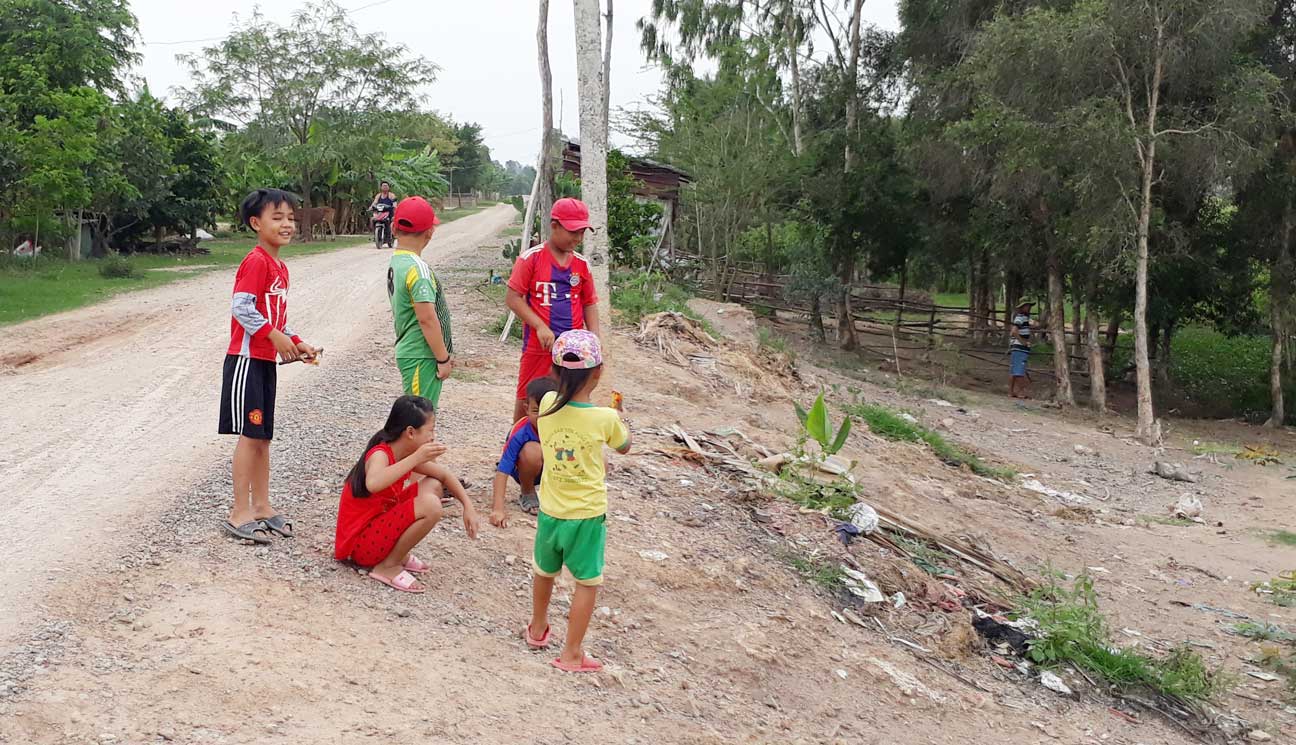 Thiếu sân chơi, các em nhỏ thường tụ tập thành nhóm để chơi