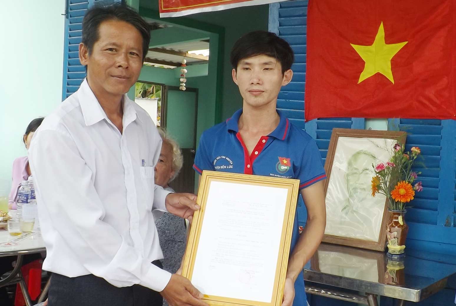 Trao nhà đại đoàn kết cho anh Phạm Văn Hòa