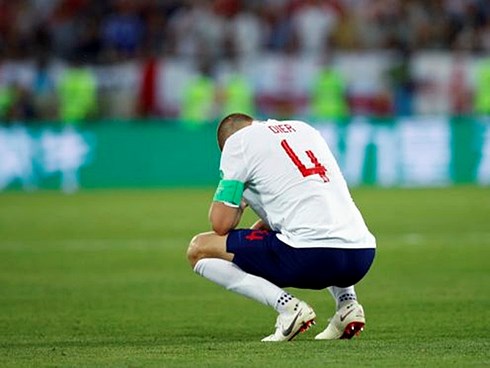 Đi sai tất, đội tuyển Anh bị FIFA phạt tiền tỉ