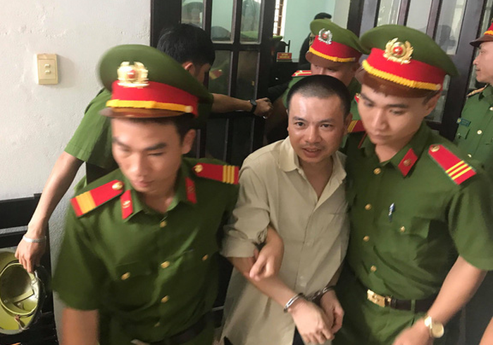 Ông Đặng Văn Hiến bị giải đi sau phiên tòa sơ thẩm tuyên y án tử hình - Ảnh: Trung Tân