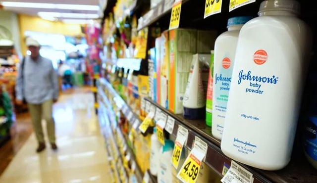 Phấn trẻ em J&J bày bán trong siêu thị ở Mỹ - Ảnh: AFP
