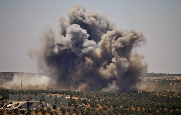 Khói bốc lên sau một cuộc không kích ở Daraa. (Nguồn: AFP/TTXVN)