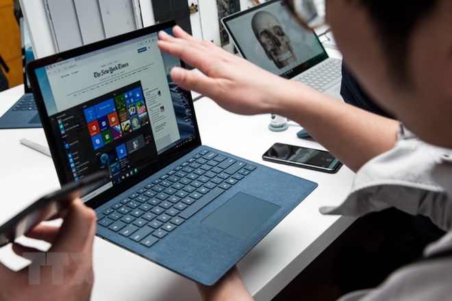 Mẫu PC Surface Laptop được giới thiệu tại một sự kiện ở New York (Mỹ). (Nguồn: AFP/TTXVN)