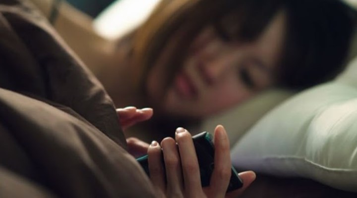 Tắt điện thoại di động: Bạn phải để im lặng hoặc tắt điện thoại di động trước khi đi ngủ. Tiếng chuông thông báo của điện thoại có thể đánh thức bạn dậy khi đang ngủ say. Ngoài ra, theo những nghiên cứu mới đây, việc sử dụng điện thoại trước khi đi ngủ có thể làm bạn khó ngủ, thậm chí mất ngủ.
