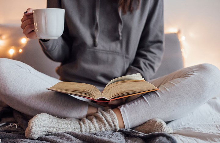 Đọc một cuốn sách: Đọc sách là hoạt động tốt nhất bạn có thể làm vào ban đêm. Bằng cách đọc một cuốn sách bạn chọn, bạn sẽ có thể thư giãn tâm trí, làm giảm căng thẳng và đi vào giấc ngủ dễ dàng hơn.