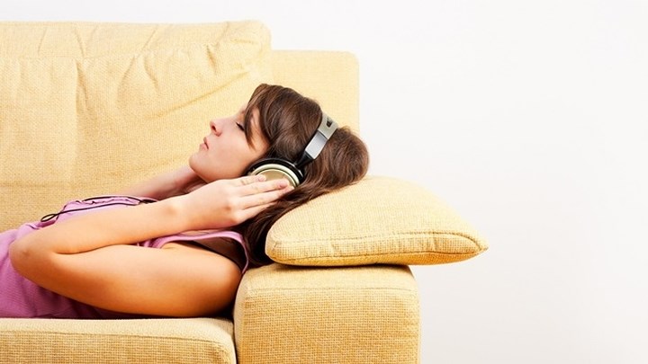 Nghe nhạc: Âm nhạc giúp thư giãn tâm trí và cả cơ thể của bạn. Vì vậy, hãy kết thúc một ngày những bản nhạc yêu thích. Chỉ cần nghe nhạc từ 10 đến 15 phút. Nó sẽ có tác dụng làm thư giãn cơ thể và giúp chữa trị chứng mất ngủ.