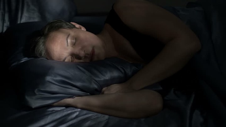 Ngủ trong căn phòng tối: Nghiên cứu đã chứng minh rằng ngủ trong một căn phòng tối có thể giúp bạn ngủ ngon. Nếu bạn không sợ bóng tối, hãy tắt tất cả các đèn trước khi ngủ. Ngoài ra, giữ cho căn phòng sạch sẽ trước khi đi ngủ cũng giúp cải thiện chất lượng giấc ngủ.