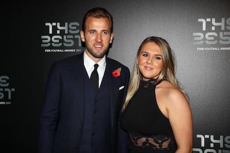 Harry Kane thì sớm đã khiến nhiều người ngưỡng mộ với chuyện tình thanh mai trúc mã cùng vị hôn thê Katie Goodland. Dù không có điều kiện theo chân người thương sang Nga cổ vũ nhưng Katie Goodland lúc nào cũng dõi theo, cổ vũ cho Harry Kane và quán xuyến nhà cửa để đội trưởng tuyển Anh càng thêm yên tâm thi đấu.