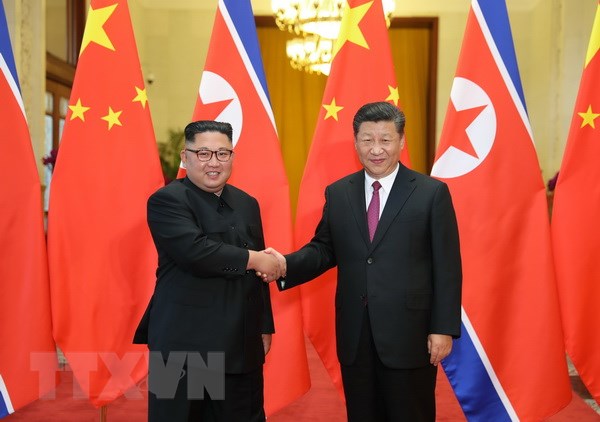 Nhà lãnh đạo Triều Tiên Kim Jong-un (trái) và Chủ tịch Trung Quốc Tập Cận Bình tại cuộc hội đàm diễn ra ngày 20/6. (Nguồn: THX/TTXVN)