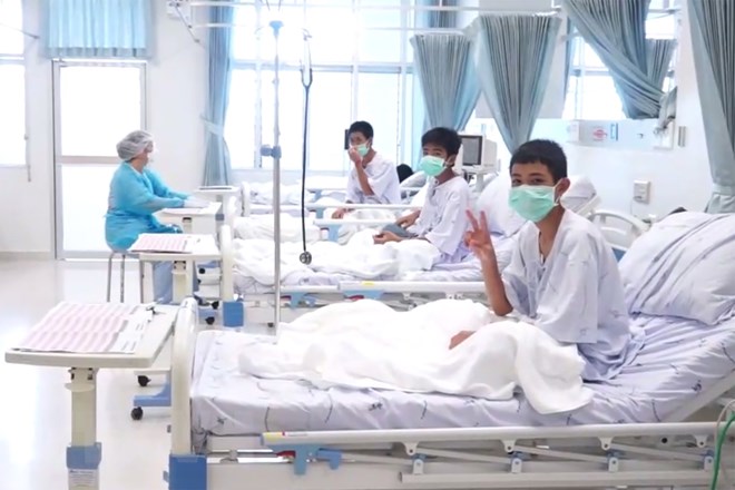 Các thành viên đội bóng mắc kẹt trong hang động Tham Luang được điều trị tại bệnh viện ở Chiang Rai sau khi được giải cứu. (Nguồn: AFP/ TTXVN)