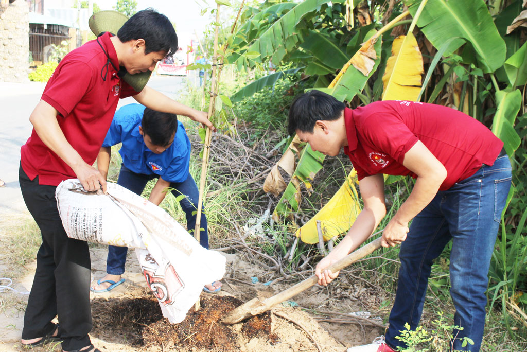Đoàn viên, thanh niên trồng cây xanh, góp phần bảo vệ môi trường