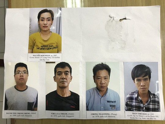Lật tẩy thủ đoạn tổ chức đá gà ăn tiền và đánh cắp dữ liệu thẻ ATM Băng nhóm trộm cắp dữ liệu thông tin thẻ ATM vừa bị Công an TP Cần Thơ bắt vào tối 05/3. Ảnh: Công an cung cấp