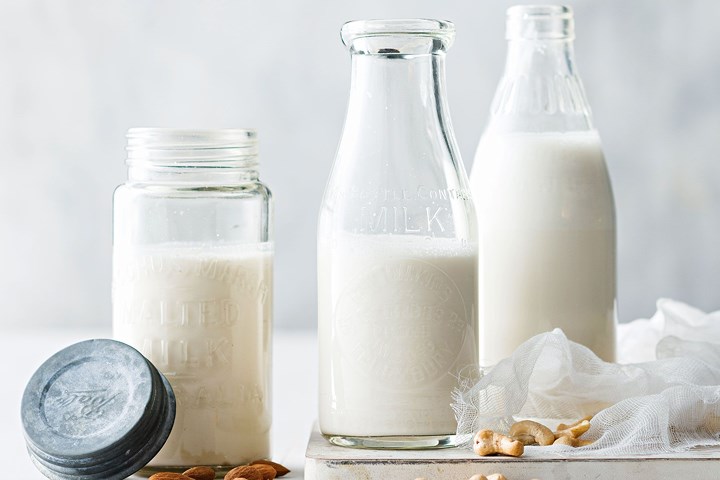 Sữa: Những người không dung nạp lactose thường không thể dùng bất kỳ loại sản phẩm sữa nào. Nhưng nếu bạn dung nạp lactose, uống sữa là một lựa chọn tốt cho bữa sáng. Sữa có chứa các axit amin thiết yếu và vitamin giúp tăng năng lượng của bạn. Tryptophan, một axit amin có trong sữa kích thích sự bài tiết serotonin trong não.