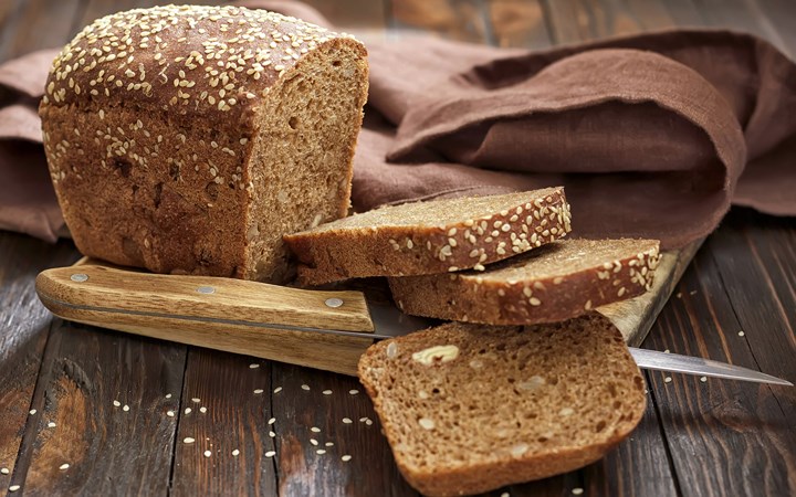 Bánh mì nguyên hạt: Nếu bạn luôn cảm thấy khó khăn để thoát khỏi sự mệt mỏi vào buổi sáng, bánh mỳ nguyên hạt là thứ bạn nên ăn. Thức ăn này sẽ cung cấp năng lượng lâu dài do giàu carbohydrate phức tạp. Nó dần dần sẽ làm tăng lượng đường trong máu và cũng cấp năng lượng cả ngày dài.