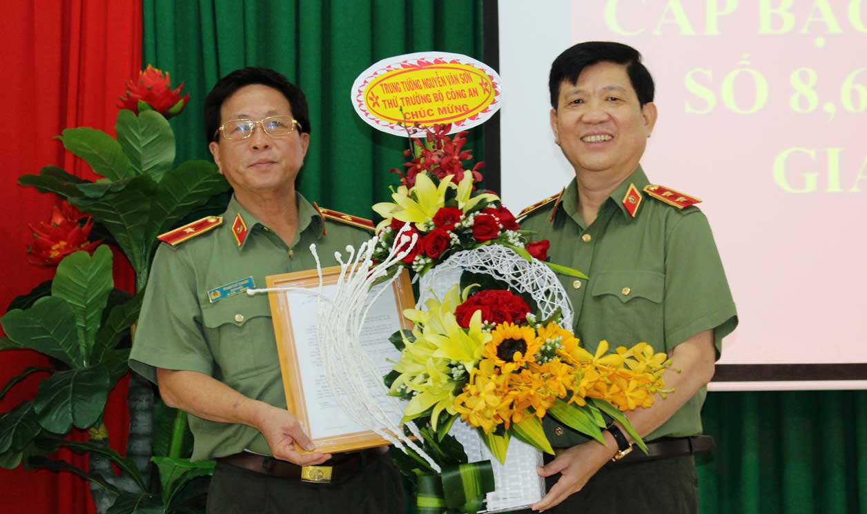 Trung tướng Nguyễn Văn Sơn - Thứ trưởng Bộ Công an, chủ trì Lễ công bố quyết định nâng lương cấp bậc hàm cấp tướng cho Thiếu tướng Phan Chí Thanh