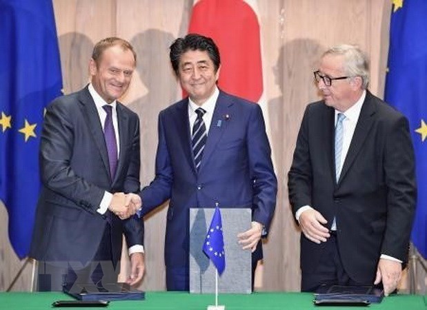 Thủ tướng Nhật Bản Shinzo Abe (giữa), Chủ tịch Hội đồng châu Âu Donald Tusk (trái) và Chủ tịch Ủy ban châu Âu Jean-Claude Juncker (phải) sau lễ ký tại Tokyo. (Ảnh: Kyodo/TTXVN)