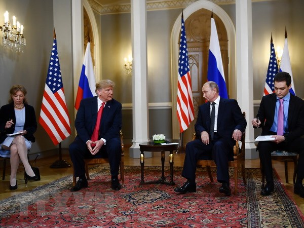 Tổng thống Nga Vladimir Putin (thứ 2, phải) và Tổng thống Mỹ Donald Trump (thứ 2, trái) tại cuộc gặp thượng đỉnh ở Helsinki, Phần Lan ngày 16/7. (Ảnh: AFP/TTXVN)