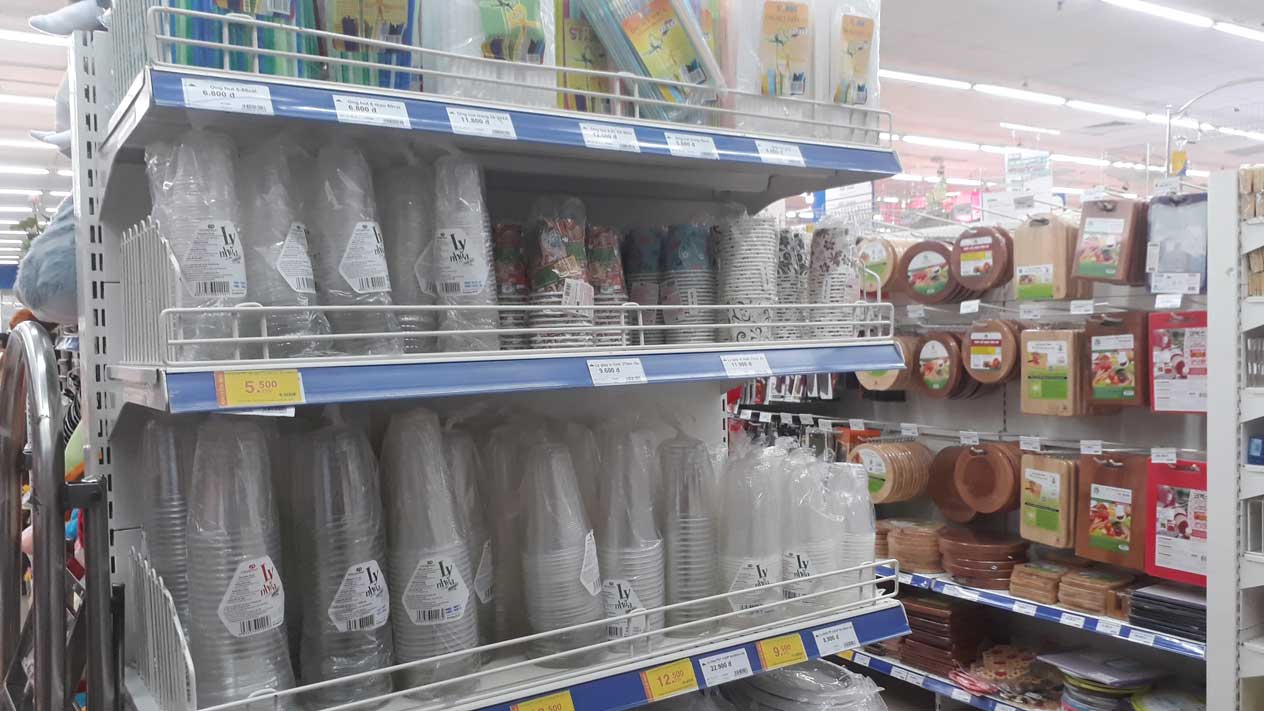 Ly nhựa được bày bán khá nhiều từ chợ đến siêu thị