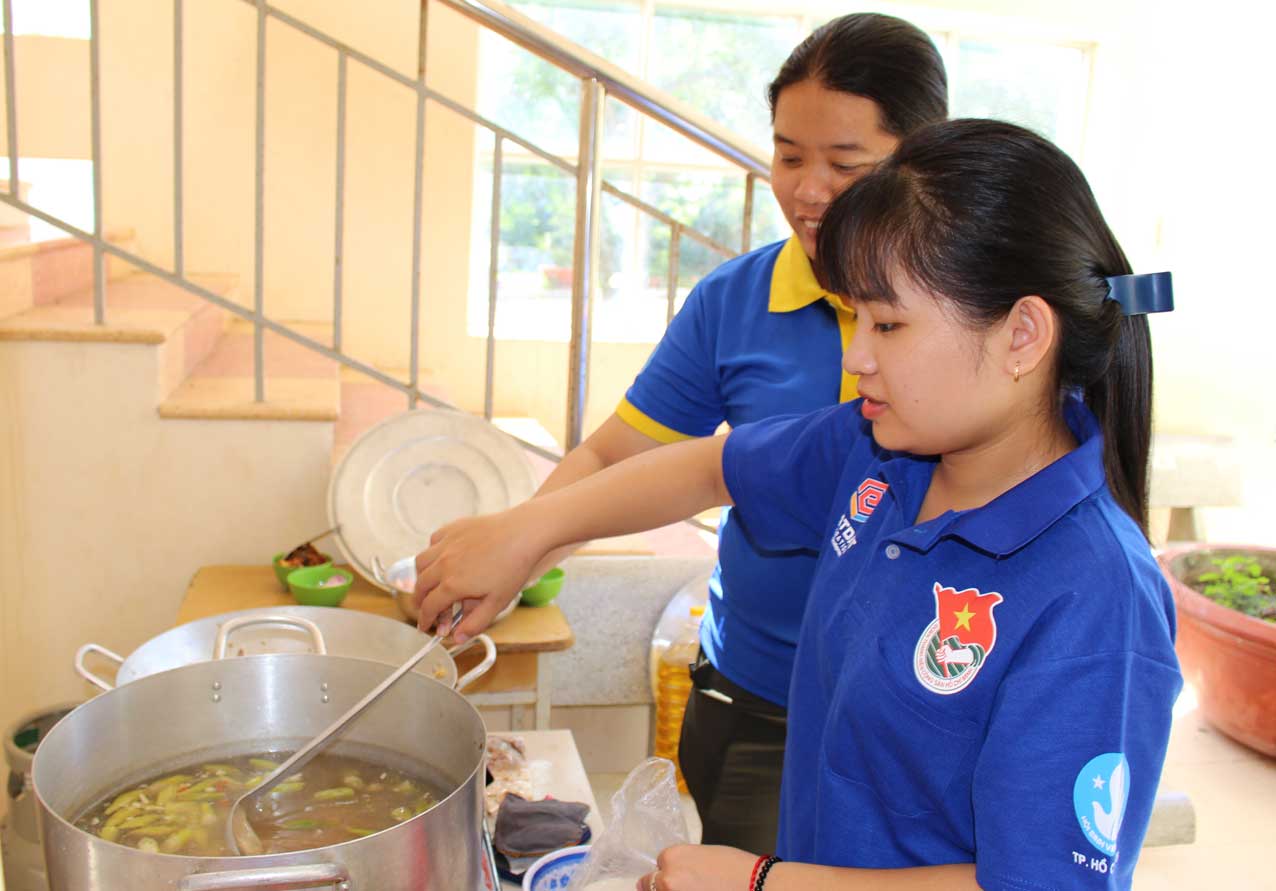 Từ cô gái không biết nấu ăn, Trang trở thành một trong những “bếp trưởng” của đội hậu cần 