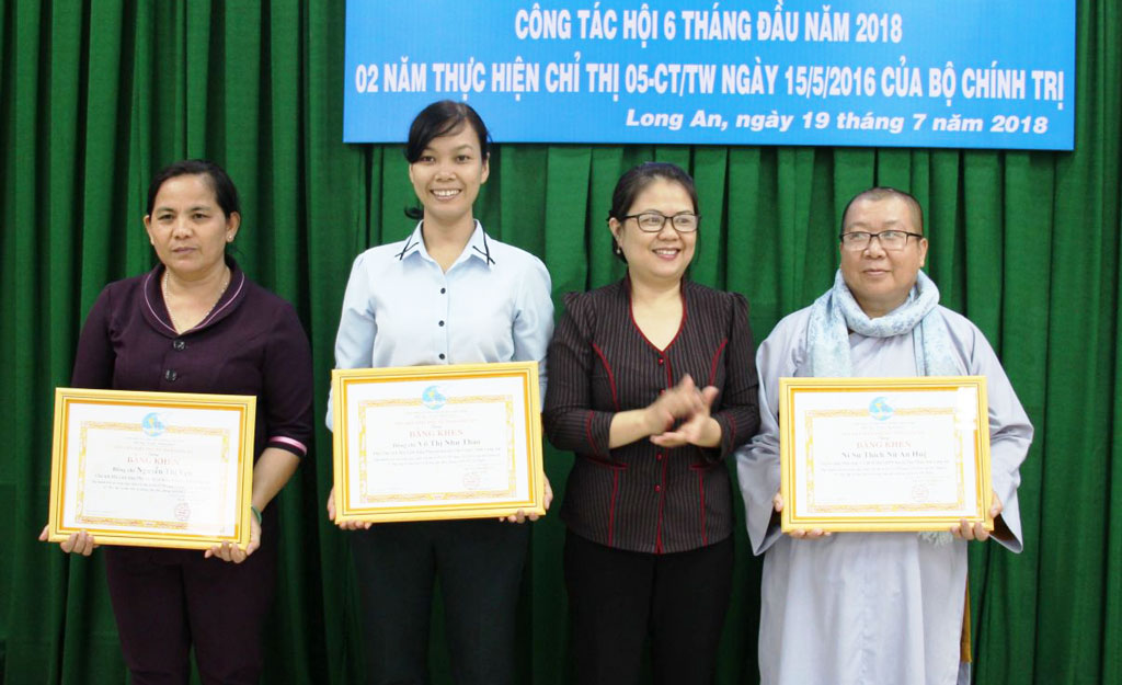 Hội Liên hiệp Phụ nữ Việt Nam tỉnh Long An khen thưởng 5 tập thể, 10 cá nhân