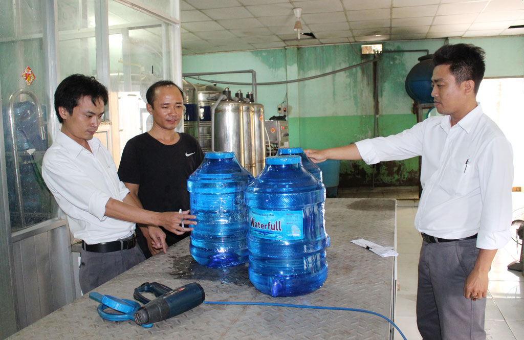 Đoàn chuyên ngành an toàn thực phẩm tỉnh thanh tra, kiểm tra cơ sở sản xuất nước uống đóng chai tại huyện Đức Hòa