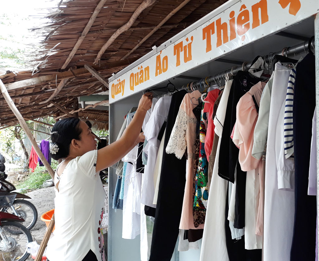 Vài ngày một lần, chị Nguyễn Thị Ngọc Dung dành chút thời gian chọn lọc và sắp xếp lại tủ quần áo, giúp người đến lấy đồ thuận tiện và có nhiều sự lựa chọn
