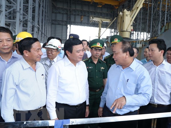 Thủ tướng Nguyễn Xuân Phúc đi kiểm tra dự án Formosa của Công ty TNHH gang thép Hưng Nghiệp Formosa Hà Tĩnh (FHS) tại Khu công nghiệp Vũng Áng, tỉnh Hà Tĩnh. (Ảnh: Thống Nhất/TTXVN)