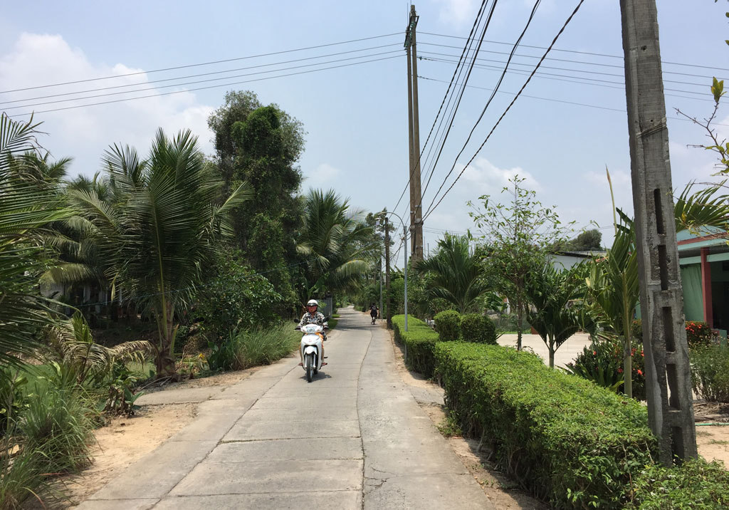 Đường giao thông nông thôn xã Bình Hiệp được mở rộng, tráng bêtông theo phương châm “Nhà nước và nhân dân cùng làm”