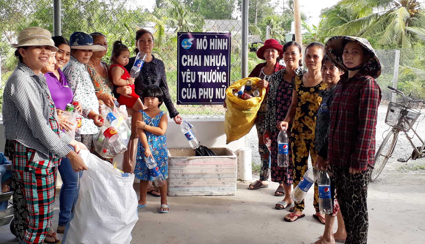 Hội viên phụ nữ thực hiện mô hình Chai nhựa yêu thương