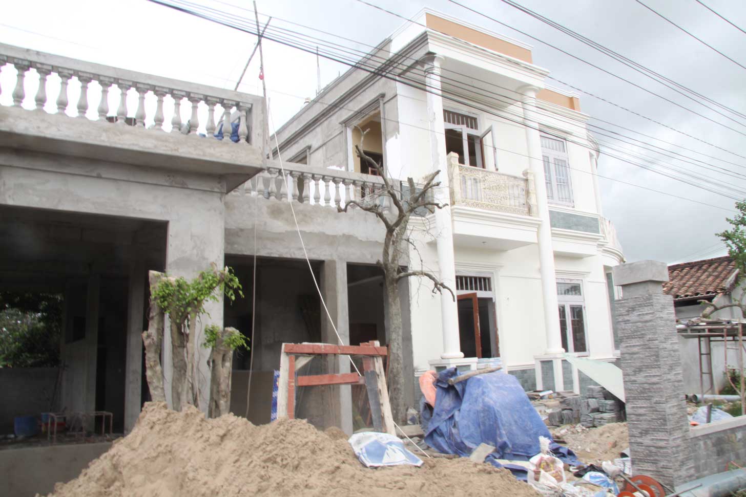 Bảo đảm an toàn lưới điện Nhờ được tuyên truyền, chủ nhà đang thi công chú ý hơn về khoảng cách an toàn lưới điện