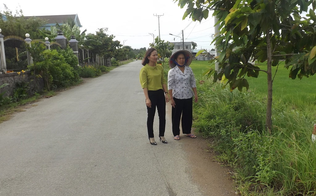 Tuyến đường liên ấp 1 Mỹ Yên - Thanh Phú hoàn thành, trong đó có sự đóng góp của bà Phan Thị Bê