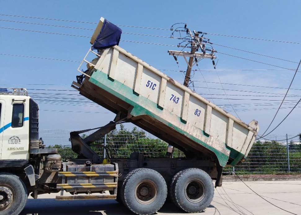 Bảo đảm an toàn lưới điện Xe ben làm gãy trụ điện trung thế