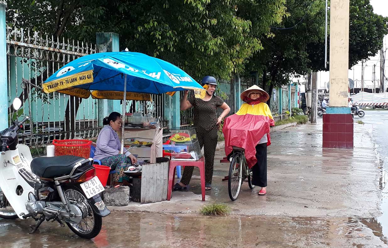 Những gánh, xe đẩy của những người bán hàng rong vẫn tất bật dưới cơn mưa