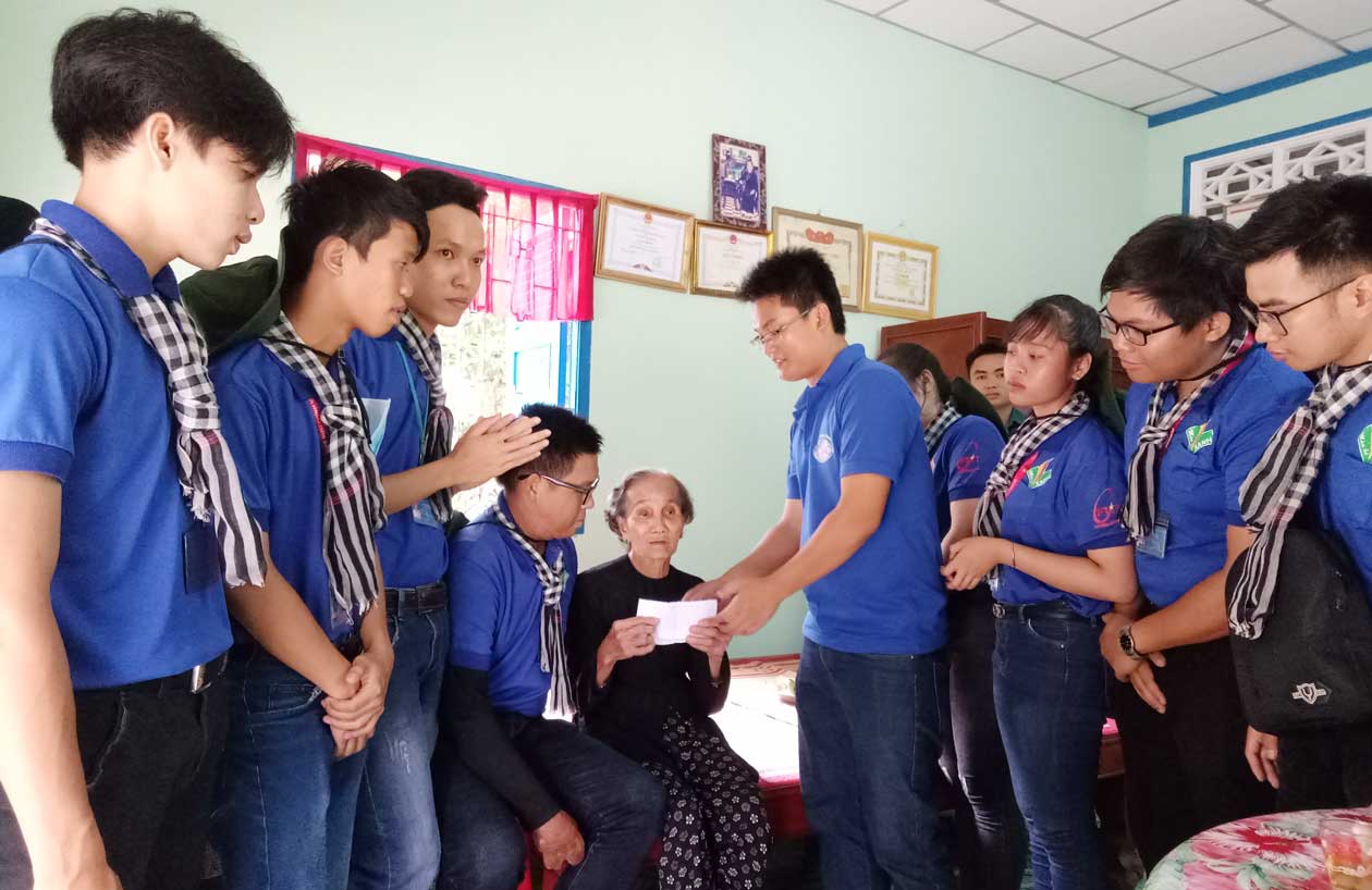 Các chiến sĩ tình nguyện đến thăm Mẹ Việt Nam Anh hùng Võ Thị Xê