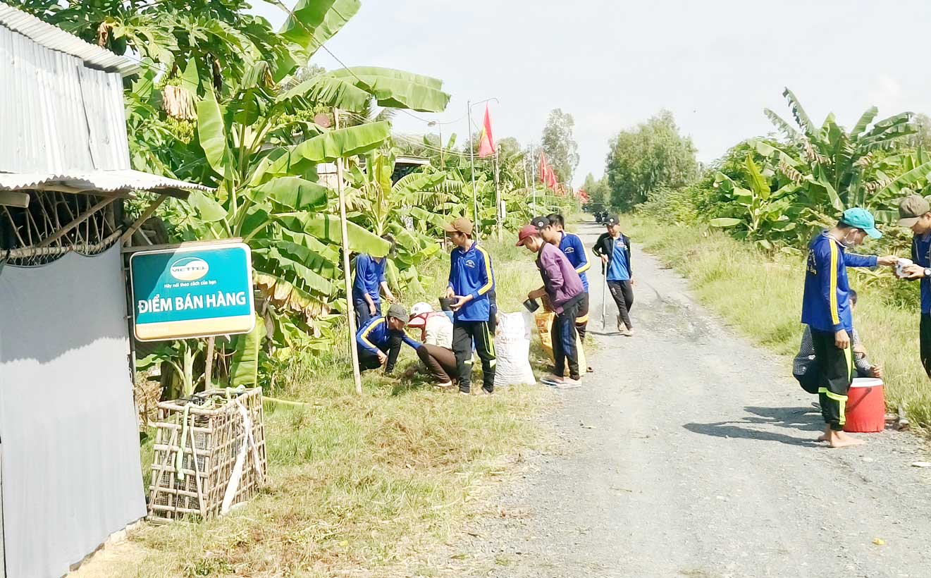 Người dân hưởng ứng thực hiện mô hình tại xã Hưng Điền B