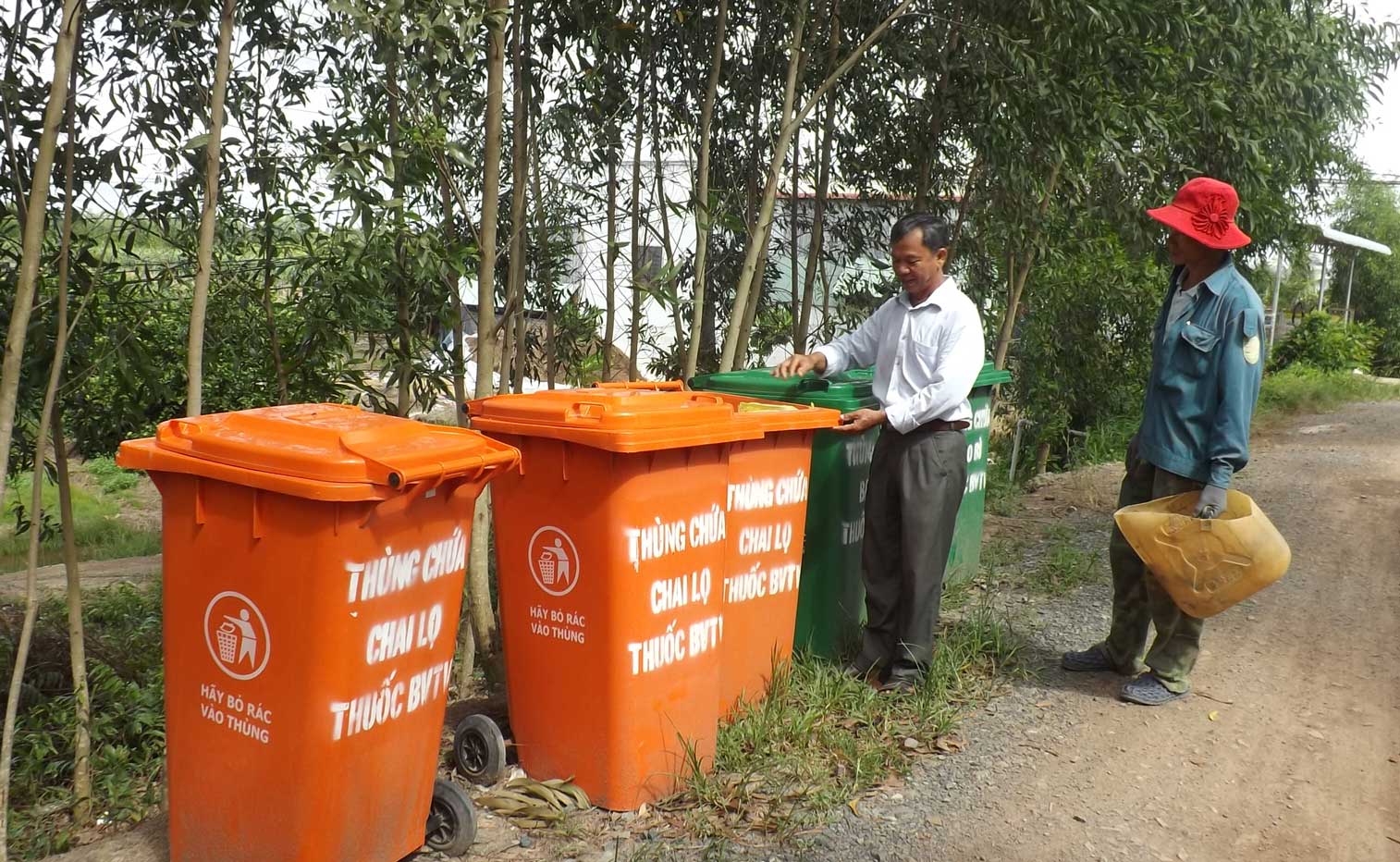 Cán bộ Trạm Trồng trọt và Bảo vệ thực vật hướng dẫn người dân cách sử dụng thùng chứa bao bì, thuốc bảo vệ thực vật