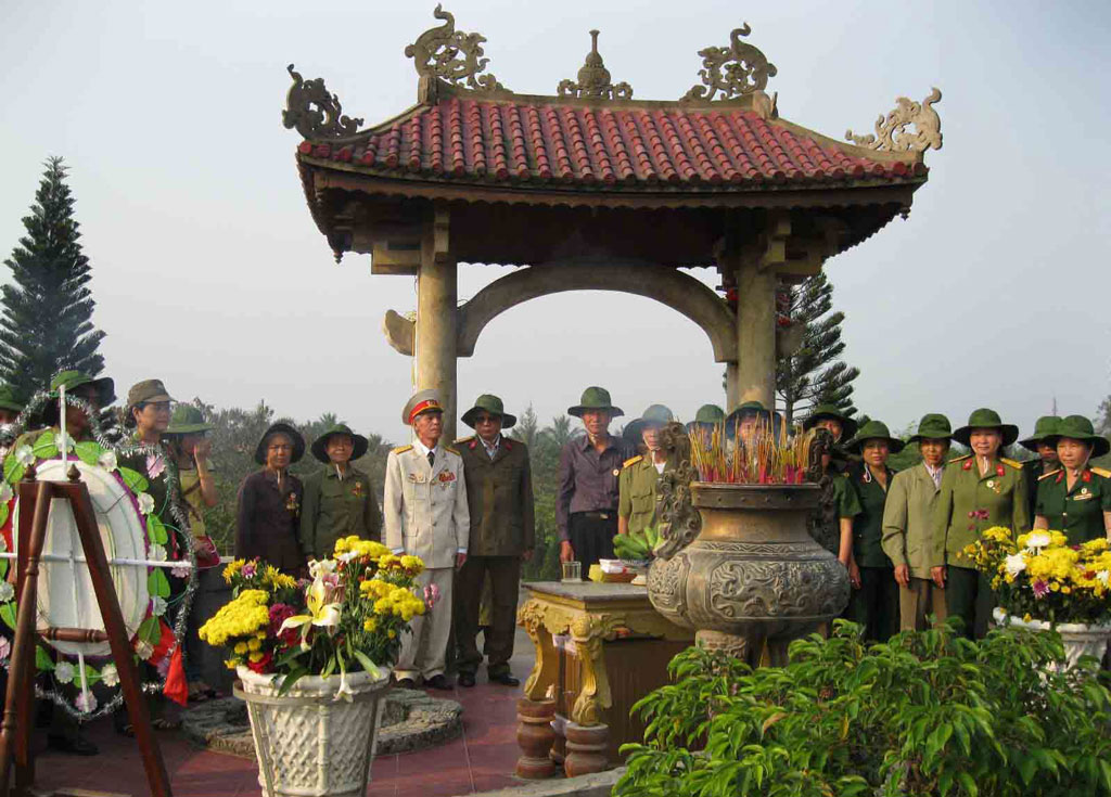 Dâng hương tại Thành cổ Quảng Trị. Ảnh: Internet