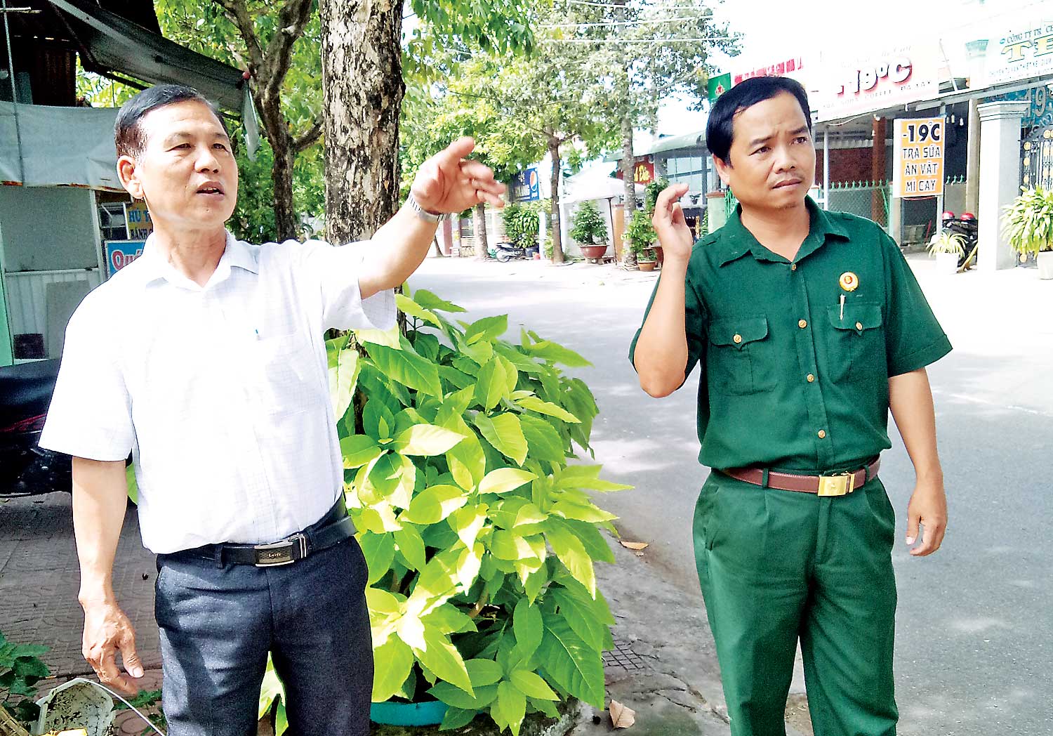 Ông Đỗ Văn Tâm (bìa trái) chia sẻ về công việc của mình với Chủ tịch Hội Cựu chiến binh phường 4