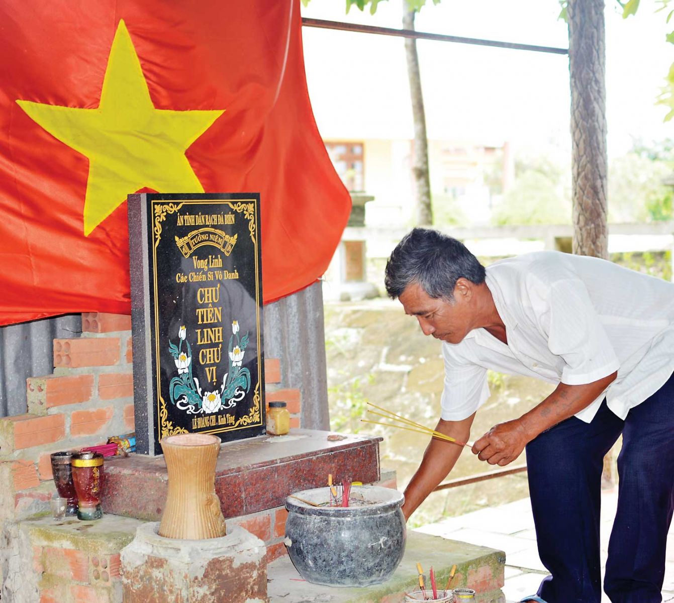 Ngôi miếu Bắc Bỏ và ân tình người dân ấp Đá Biên Ông Tư Tờ bên ngôi miếu Bắc Bỏ cũ