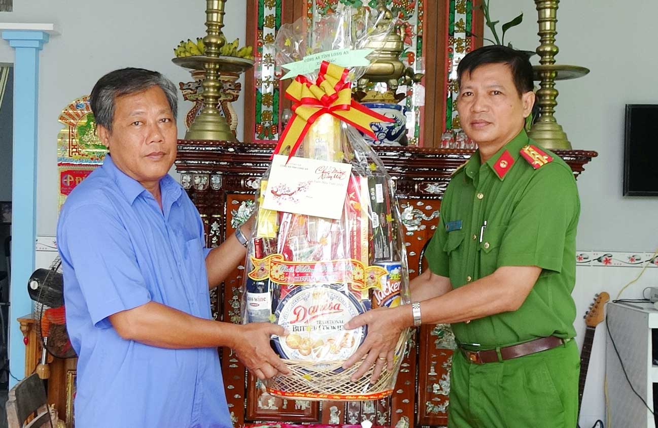Đại tá Nguyễn Văn Đức - Phó Giám đốc Công an tỉnh, thăm, tặng quà gia đình chính sách tại xã Phước Đông, huyện Cần Đước