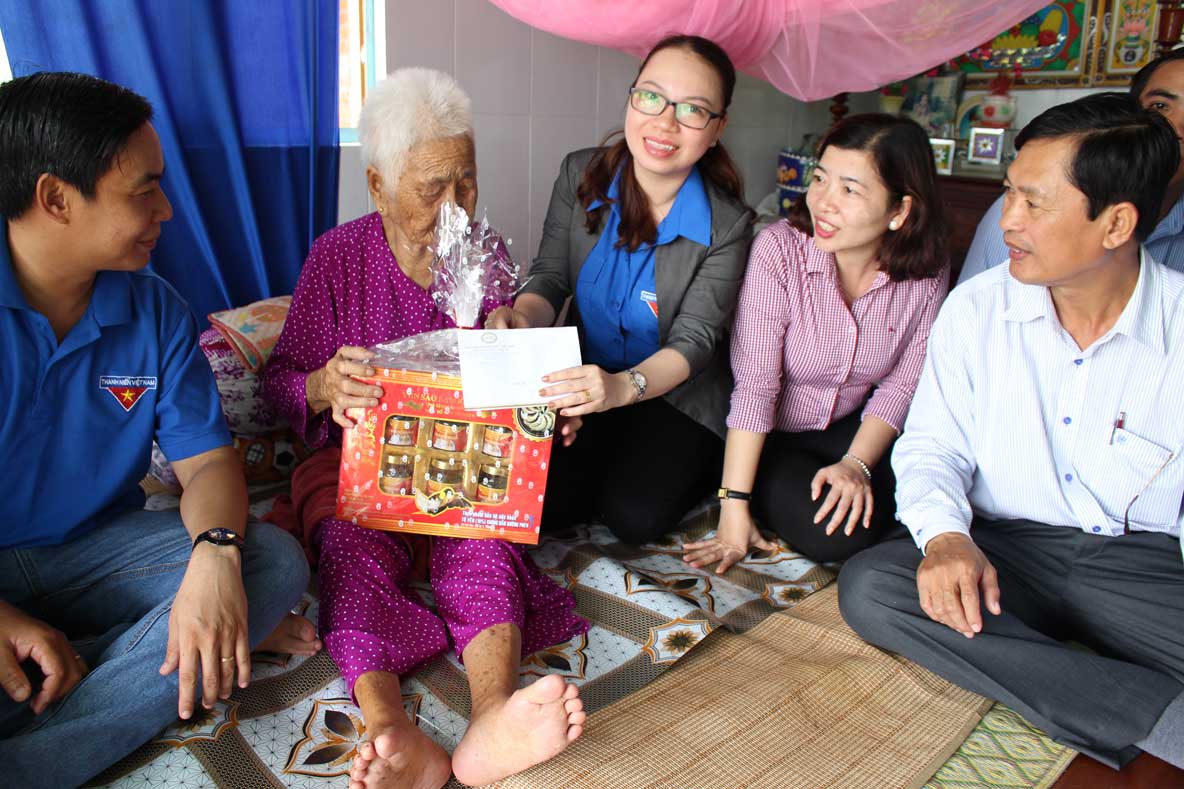 Đoàn viên, thanh niên Khối Các cơ quan tỉnh thăm, tặng quà Mẹ Việt Nam Anh hùng Đoàn Thị Tạo, ngụ ấp Cả Nổi, xã Tân Thành, huyện Mộc Hóa