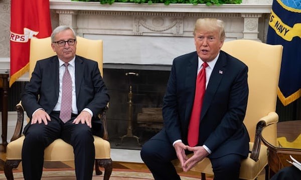 Tổng thống Mỹ Donald Trump với Chủ tịch Ủy ban châu Âu Jean-Claude Juncker tại Nhà Trắng. (Nguồn: AFP)