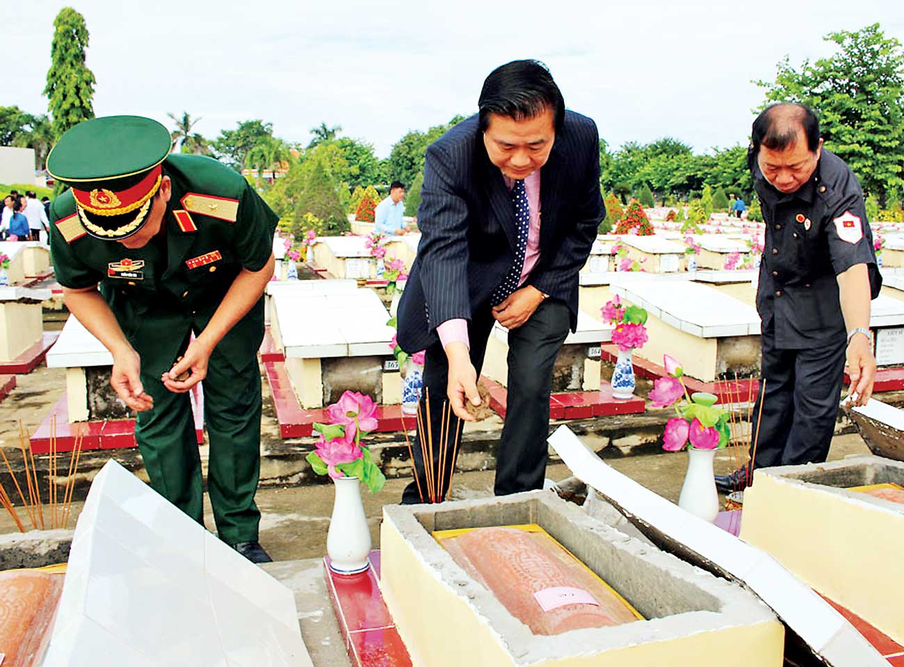 Nghĩa trang liệt sĩ Vĩnh Hưng - Tân Hưng: Nơi đón các anh về Bí thư Tỉnh ủy, Chủ tịch HĐND tỉnh - Phạm Văn Rạnh (giữa) đưa tiễn các anh về với lòng đất mẹ (tại Nghĩa trang Liệt sĩ Vĩnh Hưng - Tân Hưng)