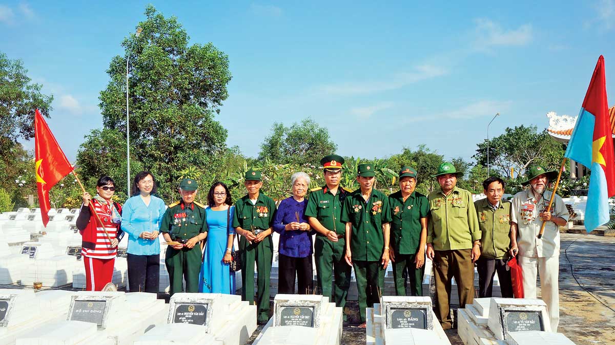 Các cựu chiến binh đến viếng đồng đội hy sinh đang an nghỉ tại Nghĩa trang Liệt sĩ huyện Tân Thạnh