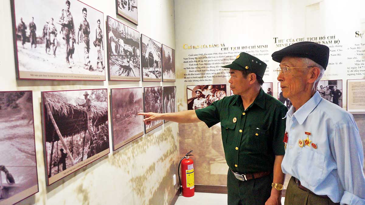 Các cựu chiến binh phía Bắc thăm Khu di tích lịch sử Căn cứ Xứ ủy và Ủy ban Hành chính - Kháng chiến Nam bộ tại xã Nhơn Hòa Lập, huyện Tân Thạnh