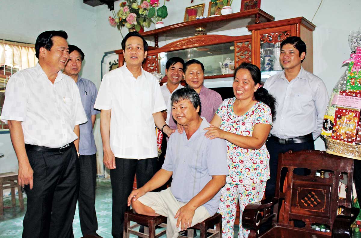 Làm tốt công tác đền ơn đáp nghĩa, bảo đảm chế độ, chính sách cho người có công Lãnh đạo tỉnh cùng Bộ Lao động - Thương binh và Xã hội thăm gia đình chính sách. Ảnh: Kim Ngọc